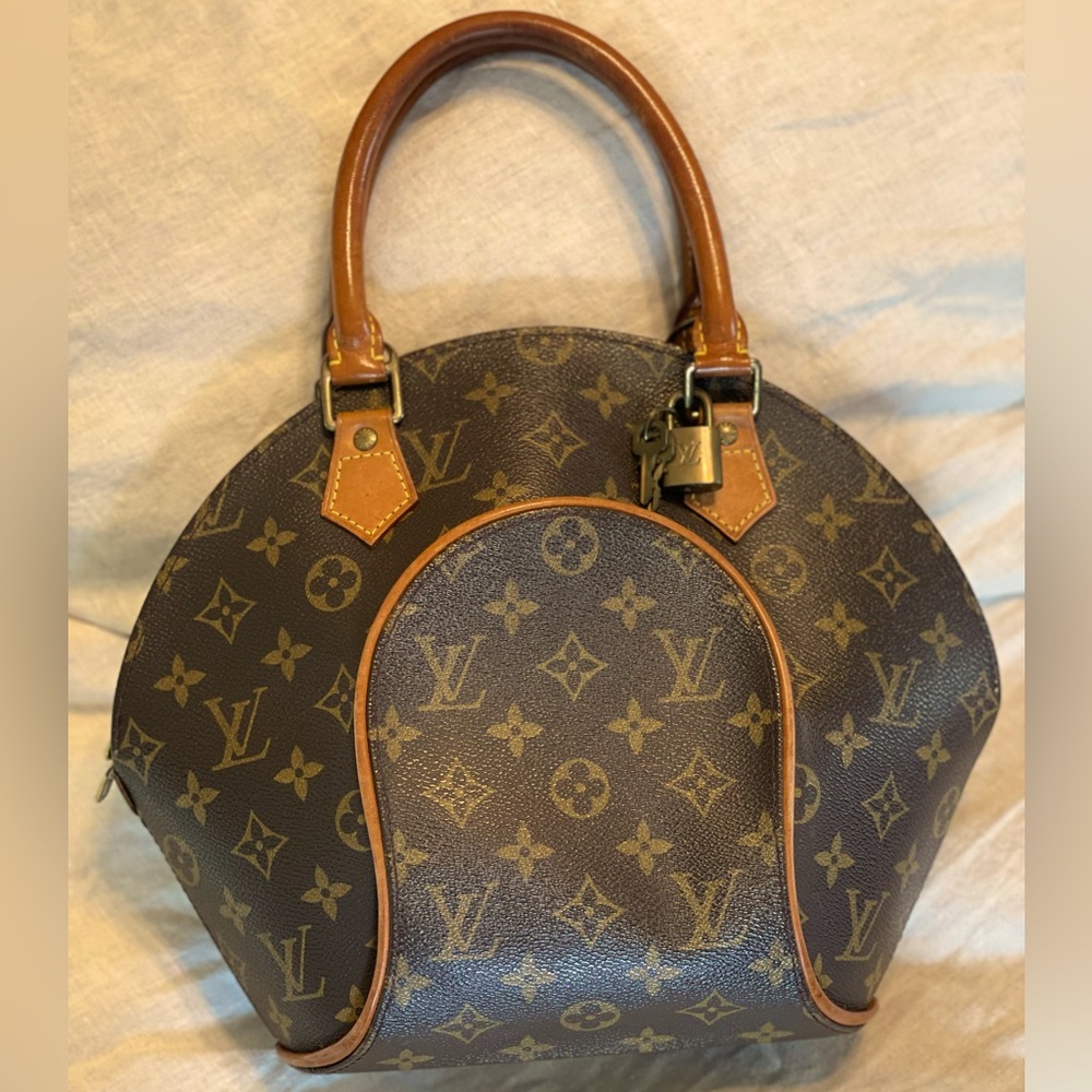 Louis Vuitton Ellipse Handbag.